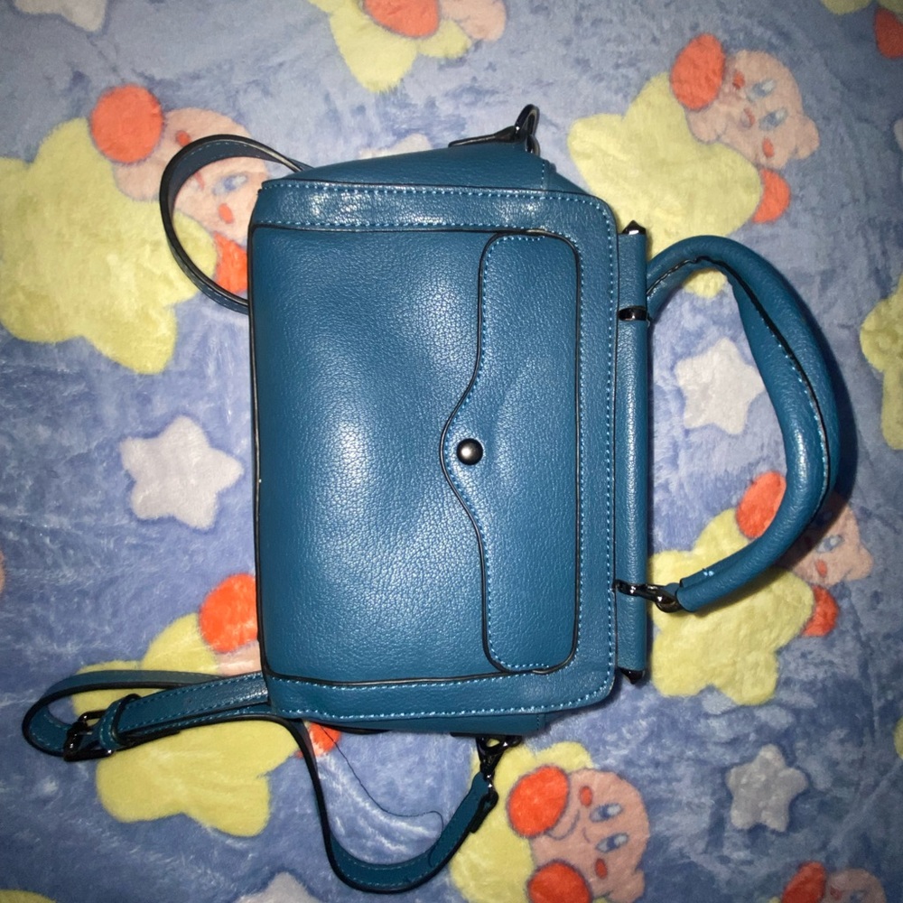 Elegant Blue Crossbody Bag with Adjustable Strap